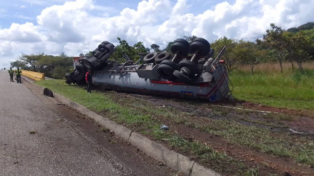 Gandola que llevaba gasoil para Barinas volcó en la autopista José Antonio Páez, cerca de Ospino