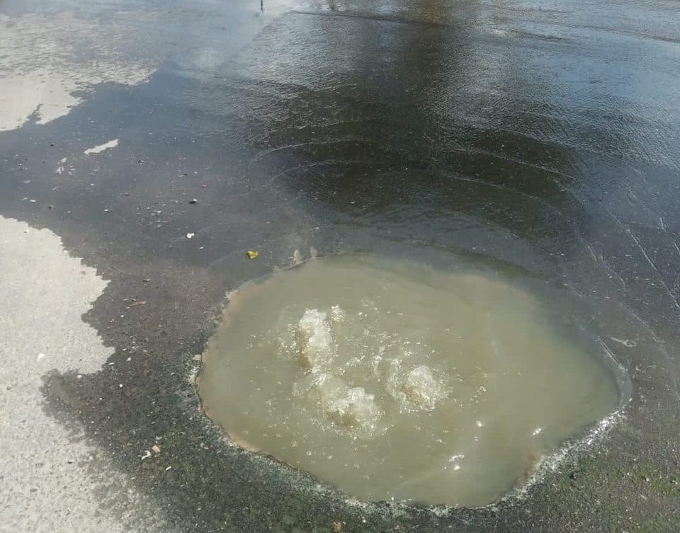 Cloacas desbordadas y abandono municipal plagan Las Tejerías