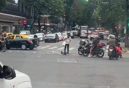 A un hombre se le cayeron cientos de billetes en plena calle y no creerás lo que hizo la gente (VIDEO)