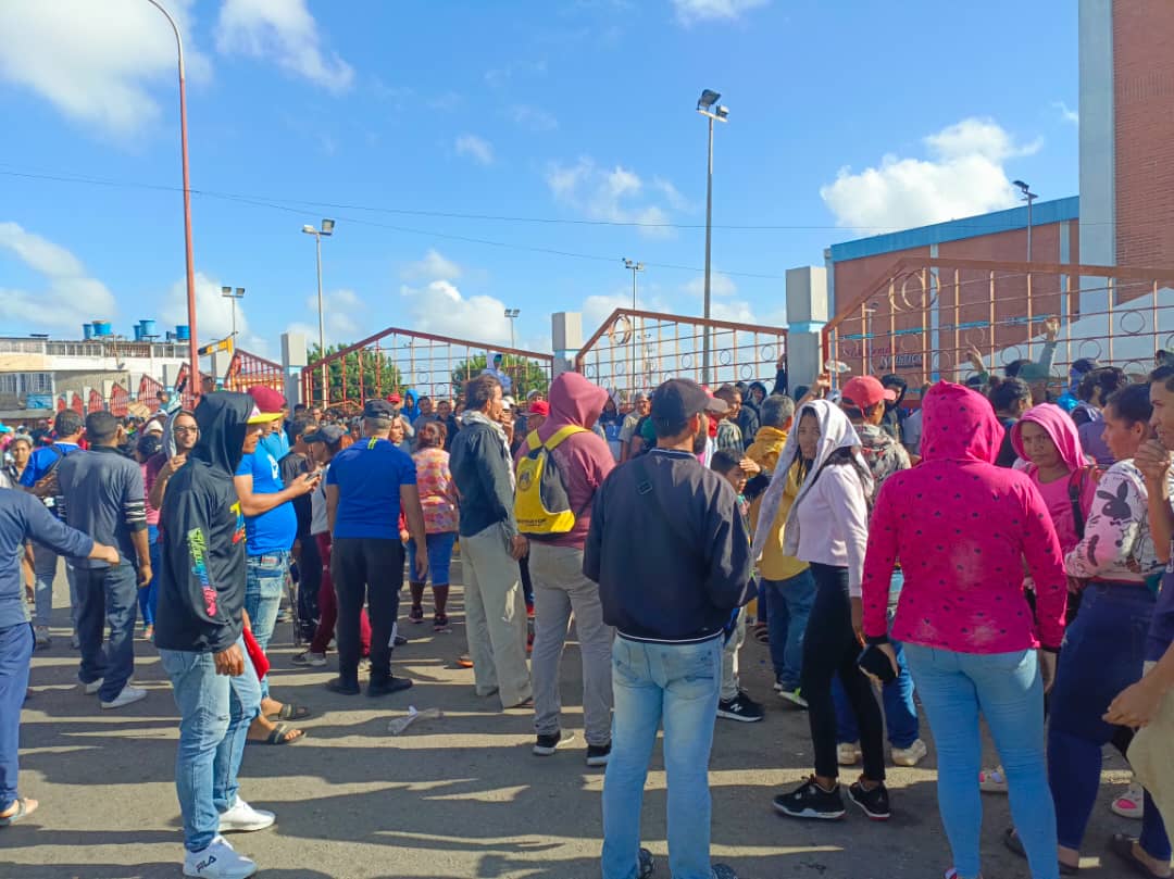 Usuarios tienen tres días en cola intentando sacar la cédula en Falcón… y puede que no lo logren