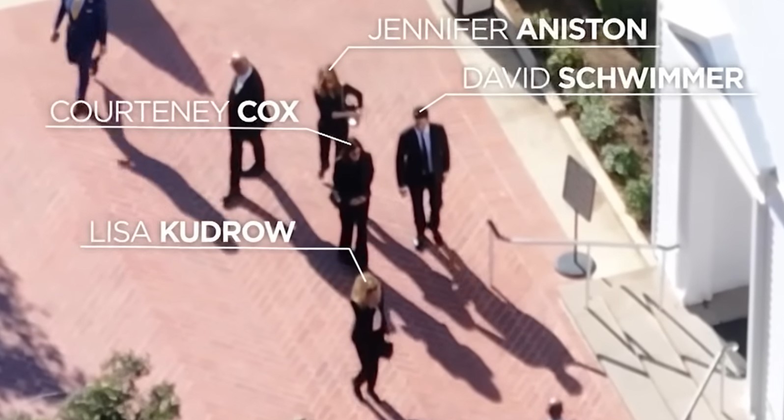 El momento en que el elenco de “Friends” llegó al funeral de Matthew Perry (Video)