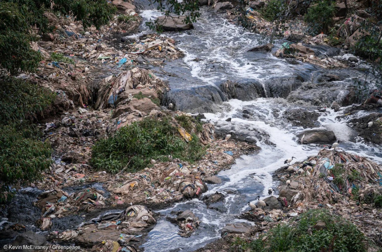 Colocan geolocalizadores en ropa donada para demostrar que la gran mayoría no se reutiliza