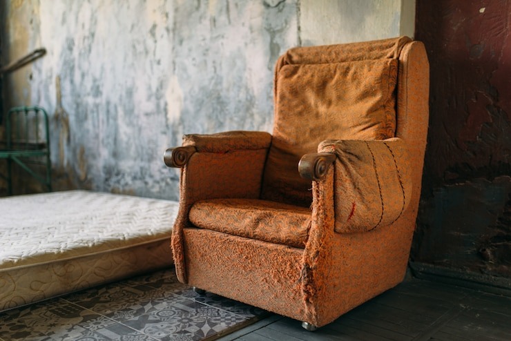 El sillón de la abuela hacía ruido, lo revisaron y descubrieron el “oscuro” secreto de la “nonna” (VIDEO)