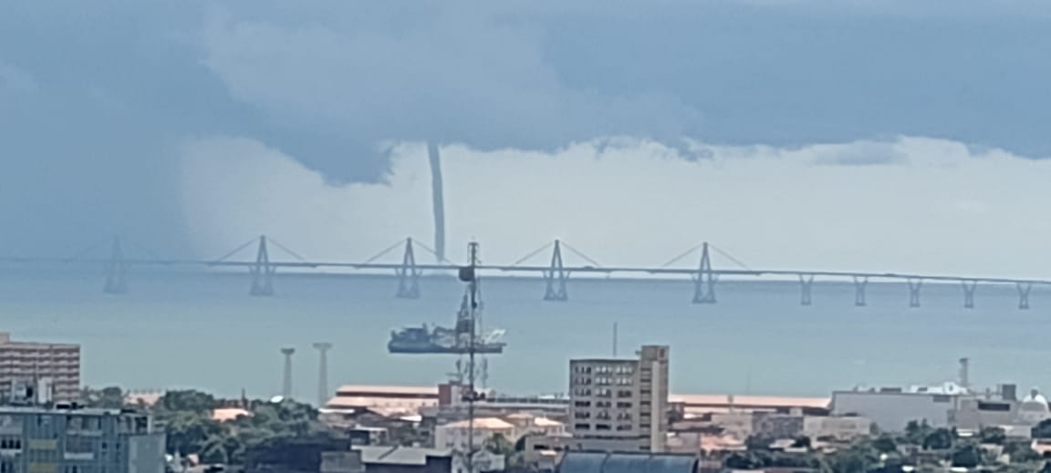 Enorme tromba apareció sobre el Lago de Maracaibo (Imágenes)