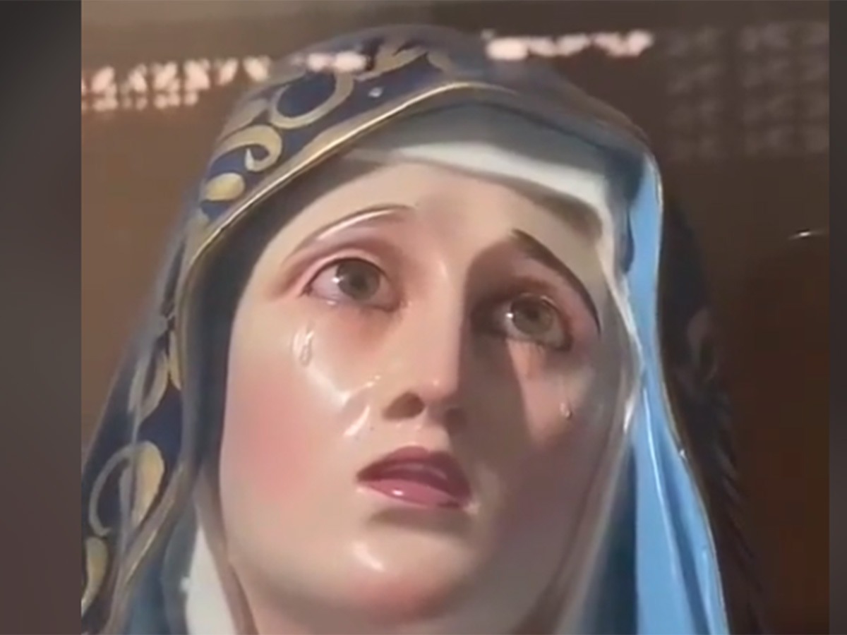 Una estatua de la Virgen María comenzó a “llorar” (VIDEO)