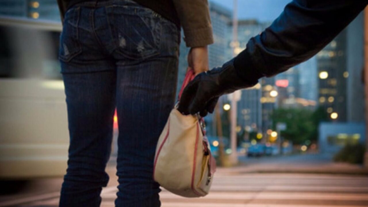 Consejos para evitar ser víctima de robo en la calle durante el Fin de Año