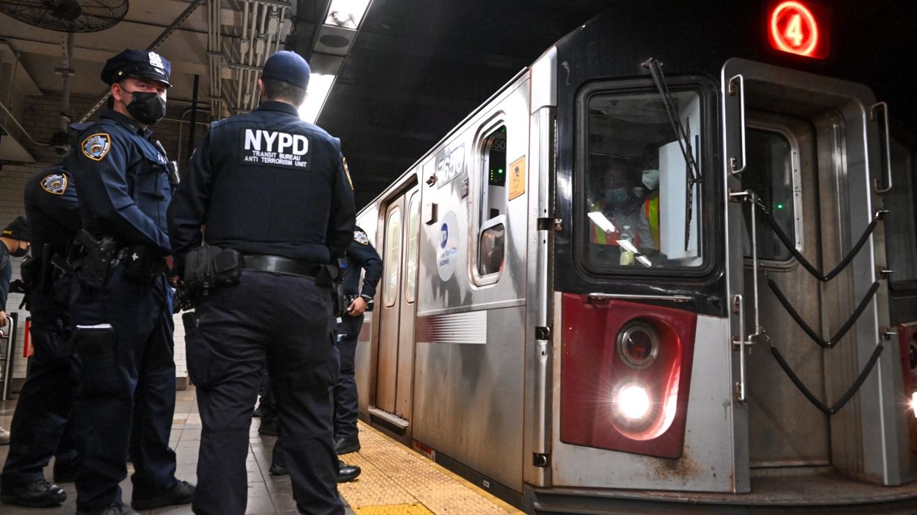 Perdió parte de un dedo durante una pelea con un ladrón en el metro de Nueva York