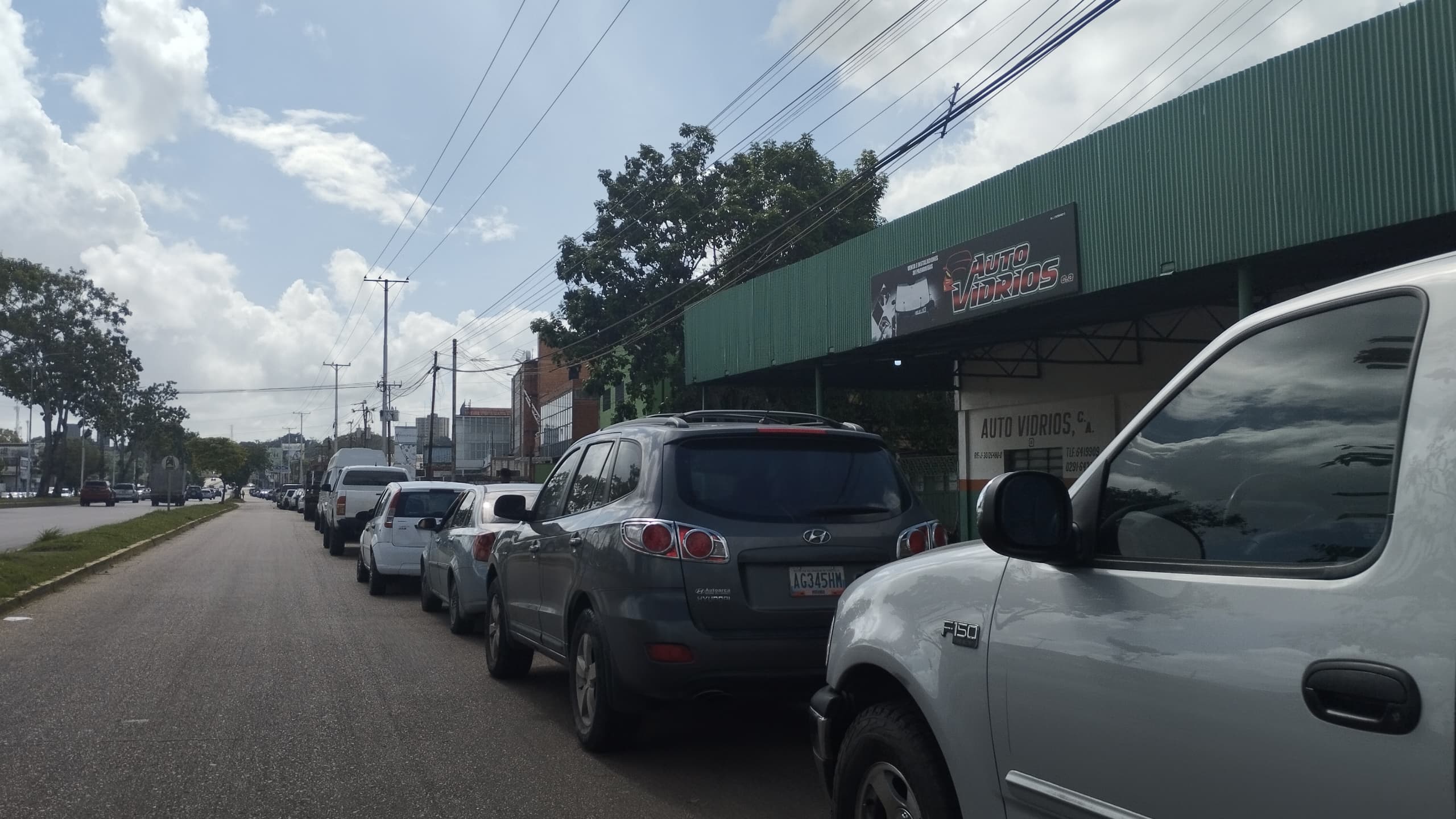 Entre largas colas por combustible transcurre la víspera de Navidad en Maturín