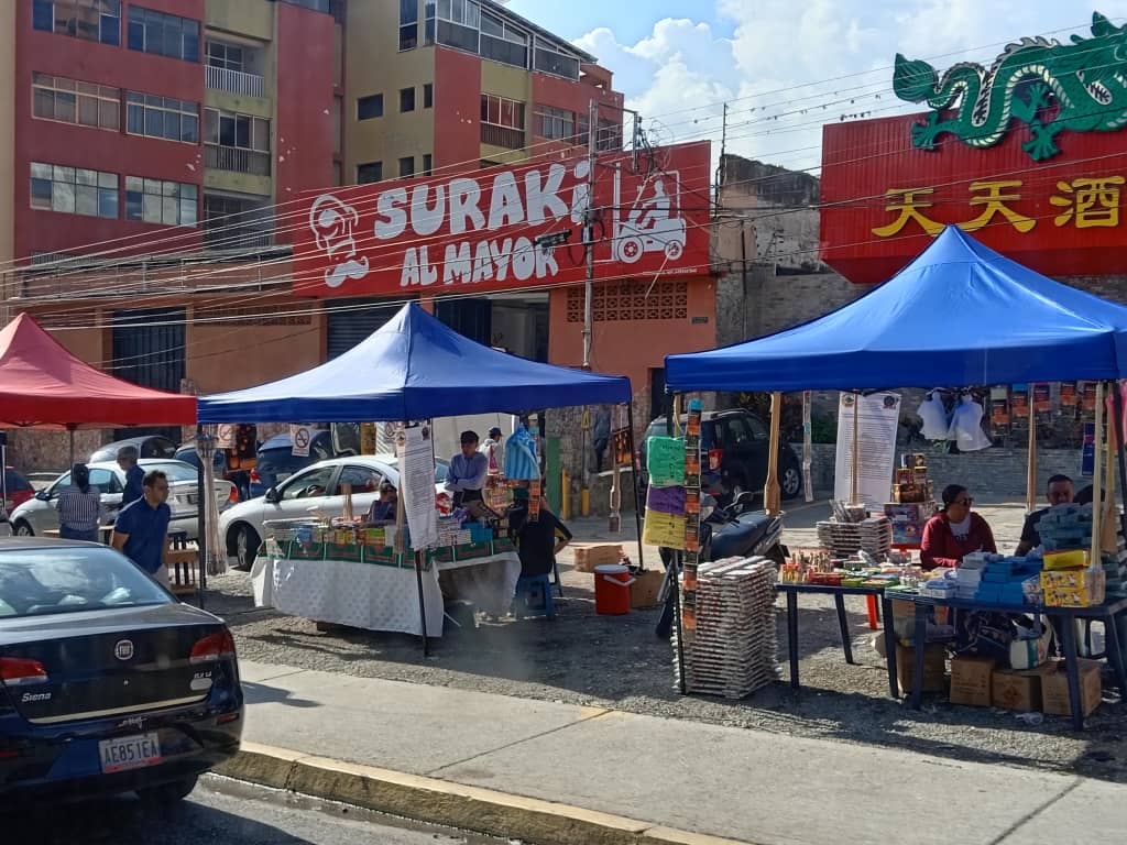 En vísperas de la Nochebuena, compradores aprovechan ofertas y comerciantes esperan aumentar las ventas