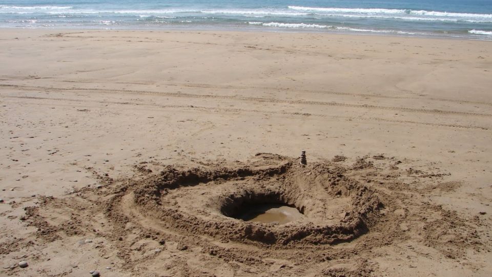 Murió en plena playa cuando un agujero de arena “se lo tragó”, ¿por qué pasó?