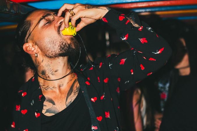 Maluma se fue a beber en autobús por Medellín y terminó cantando vallenato en la calle (Video)