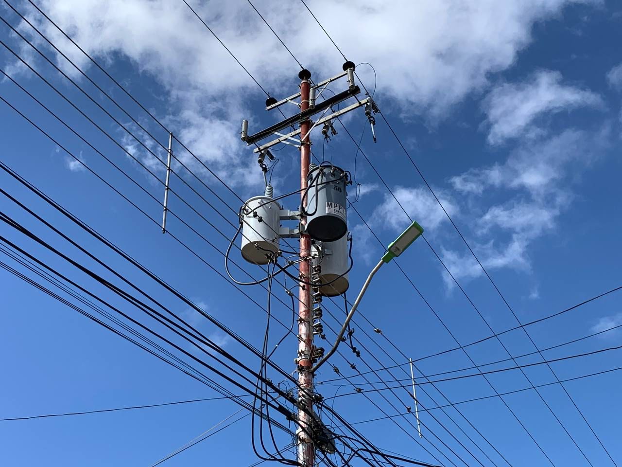 Vecinos de Villa Africana en Puerto Ordaz “se las ven negras” tras varios días sin electricidad