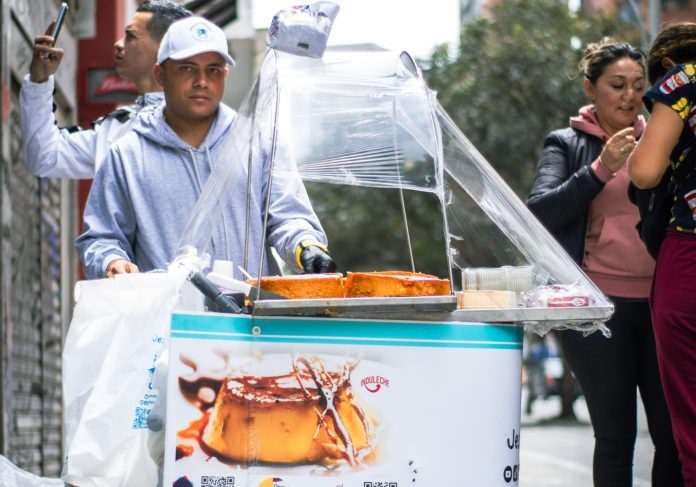 Sabor sobre ruedas: La auténtica receta del venezolano “Jesús Quesillo” que se hizo viral en Colombia