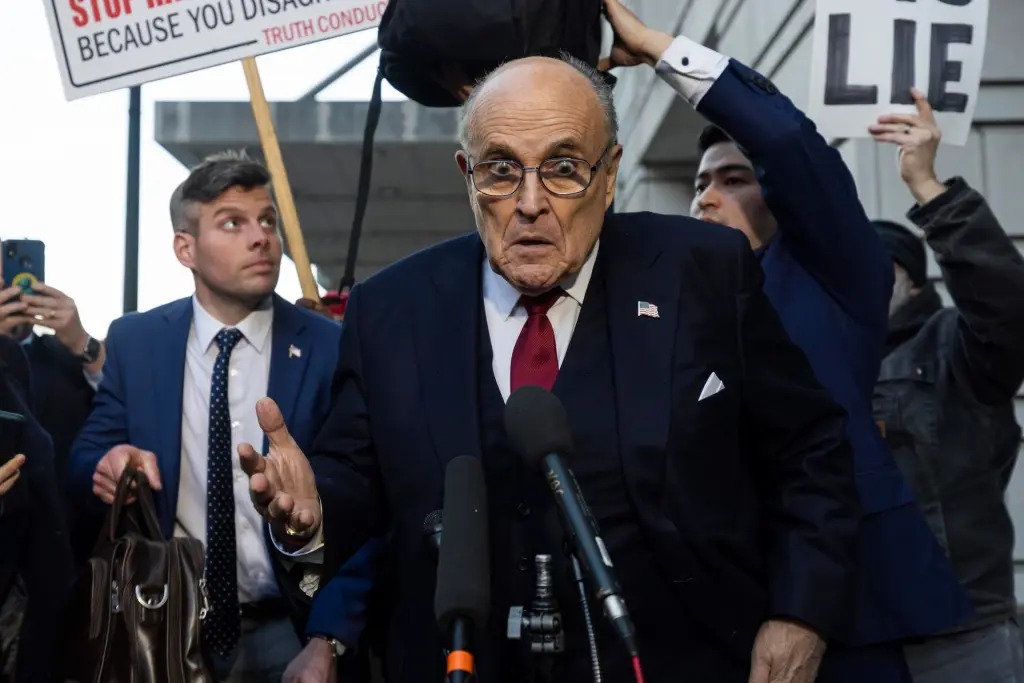 Giuliani se declara en bancarrota tras ser condenado a pagar más de 148 millones de dólares