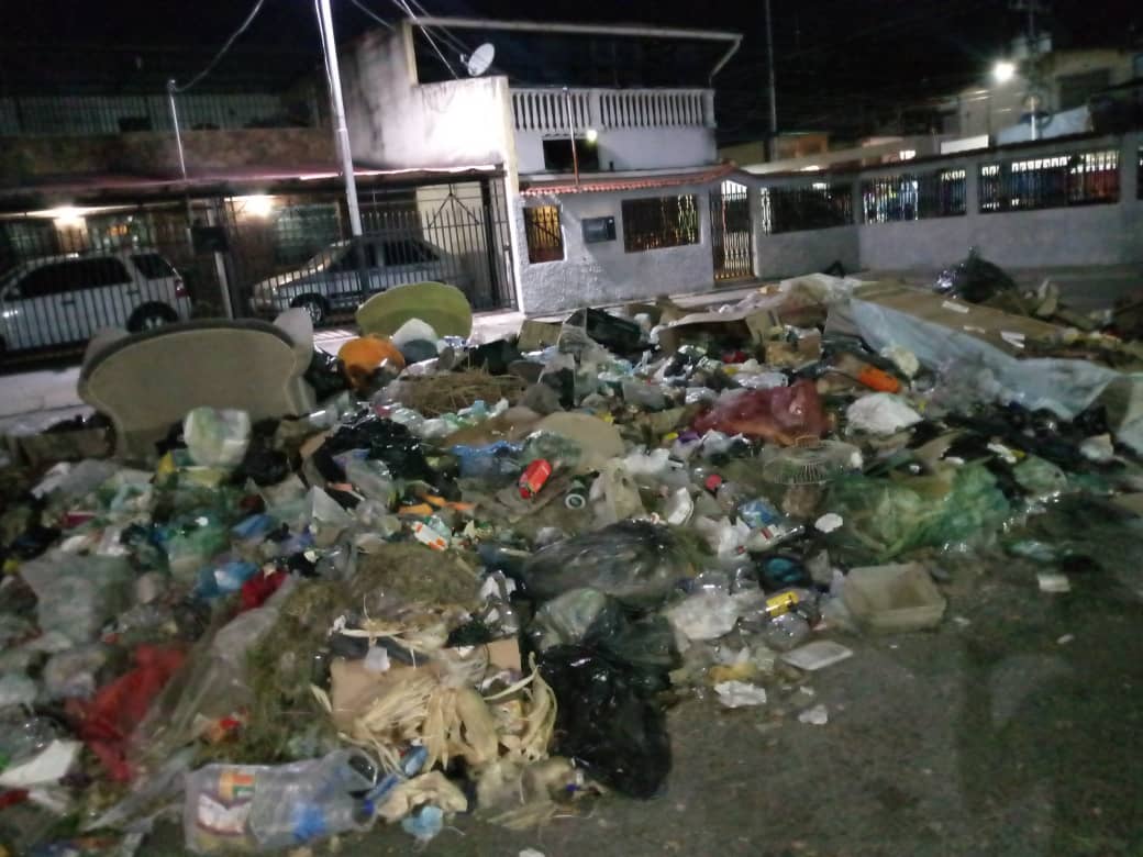 En el sector José Félix Ribas de Maracay los cerros de basura son los nuevos “adornos de Navidad”