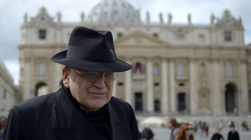 Quién es Raymond Burke, el cardenal ultraconservador crítico del Papa que será desalojado del Vaticano