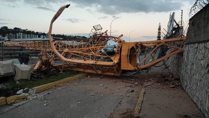 Grúa de construcción se precipitó en plena calle de Los Cortijos (Fotos)