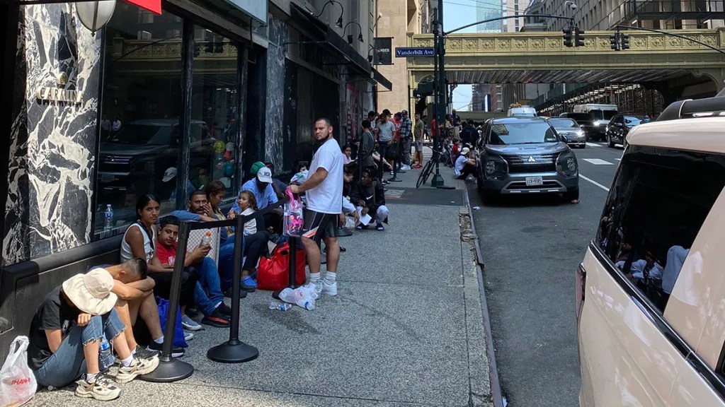 Nueva York ampliará entre los migrantes la entrega de tarjetas de débito para comida