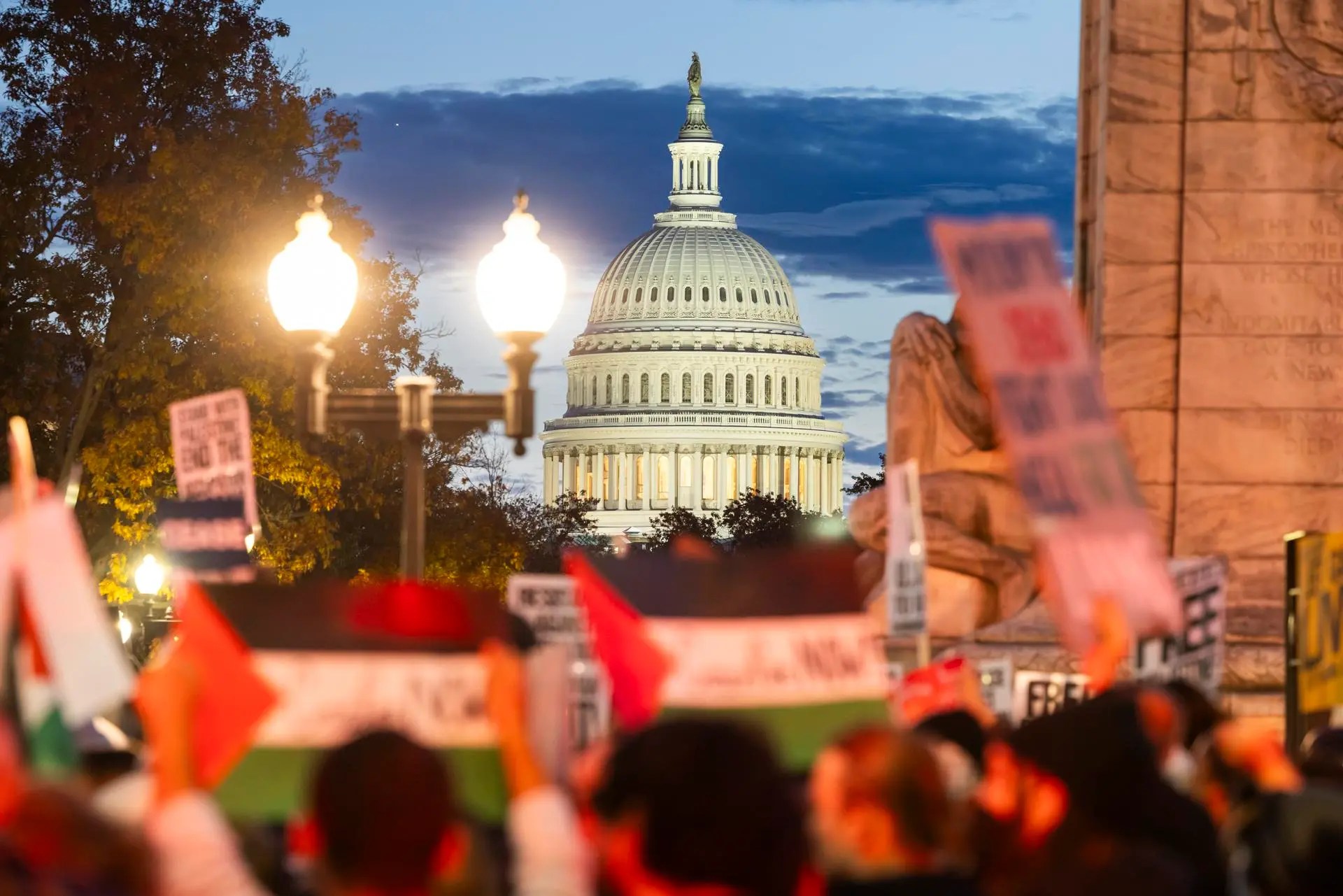 Trabajadores del Gobierno de Biden piden frente a la Casa Blanca un alto al fuego en Gaza