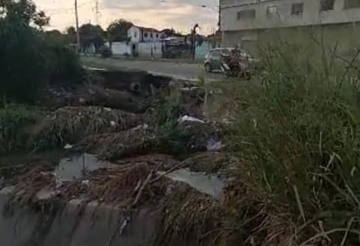 Un tramo de la avenida principal de Valle Hondo en Cabudare a punto de desplomarse