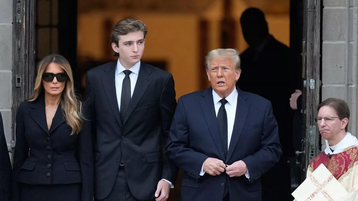 La “angustiada” Melania tuvo una “falta deliberada de contacto” con Donald Trump en el funeral de su madre