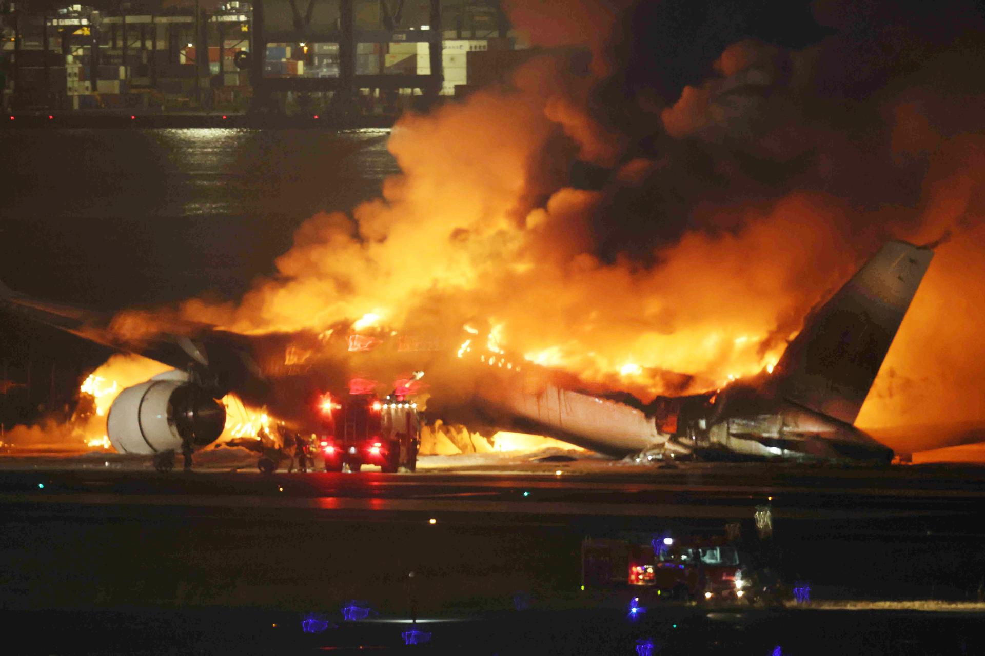 Al menos cinco miembros de la Guardia Costera de Tokio fallecieron tras el choque de dos aviones