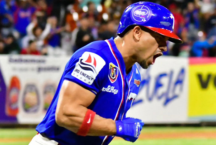 Tiburones arrasó a Tigres y se mantienen en la cima del Round Robin