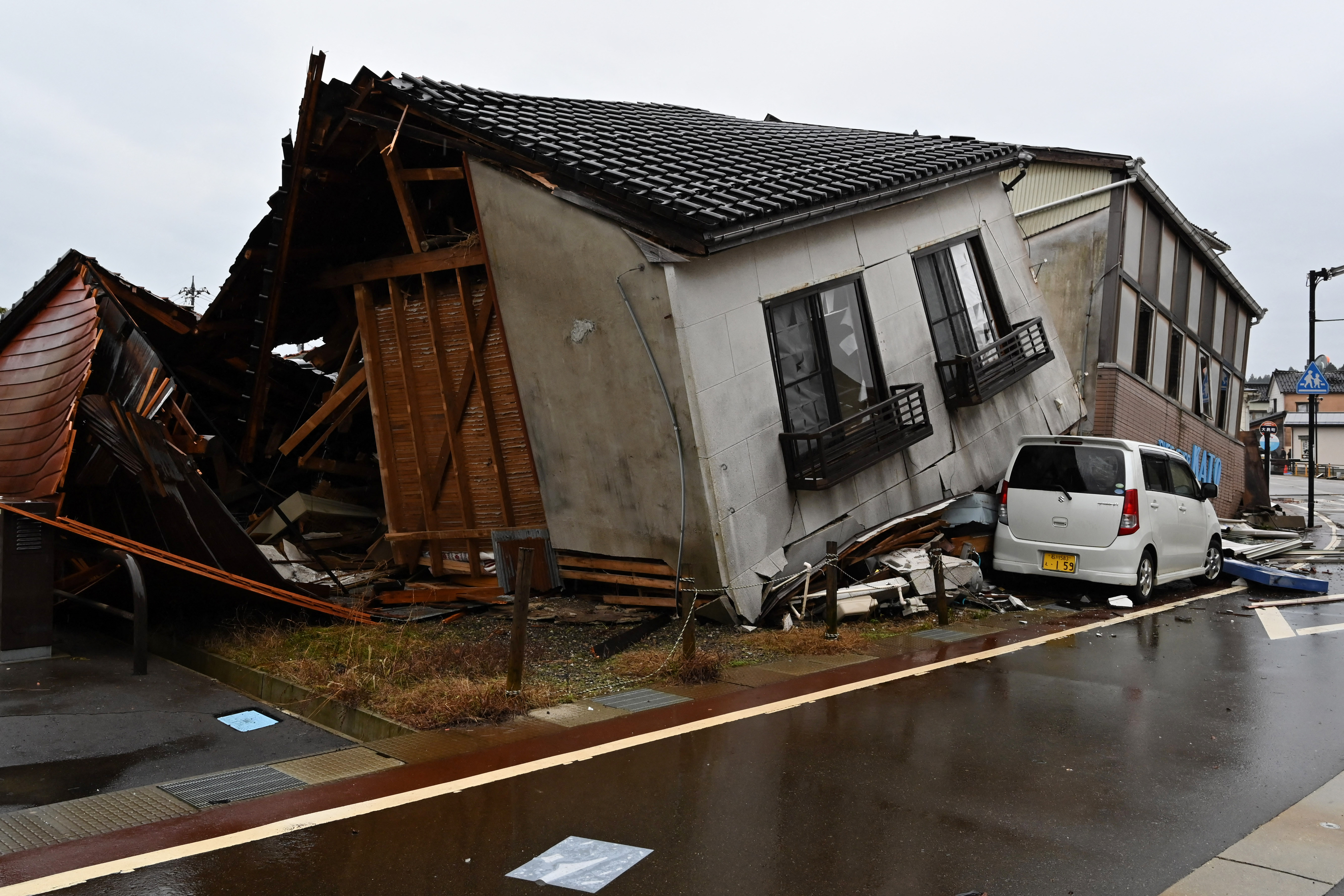 Un invernadero en medio de cultivos agrícolas, el nuevo hogar para desplazados por el terremoto de Japón