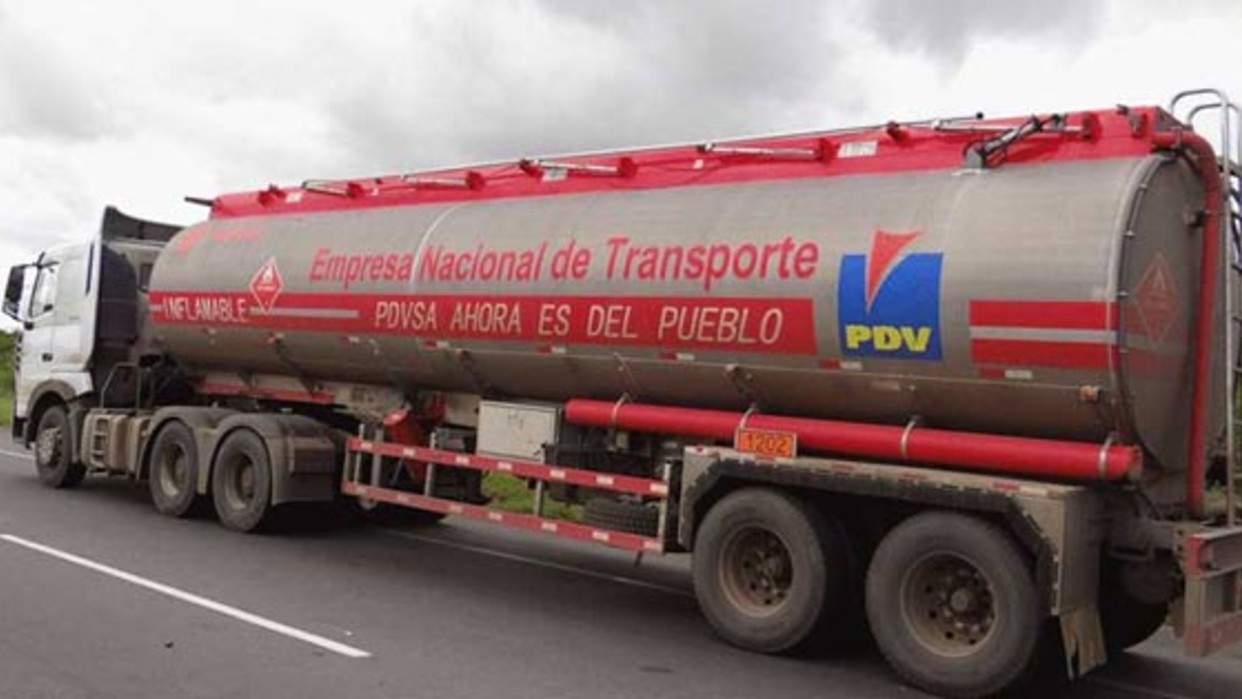 Con cauchos desgastados y picados, así ruedan las gandolas de Pdvsa que surten gasolina (VIDEO)