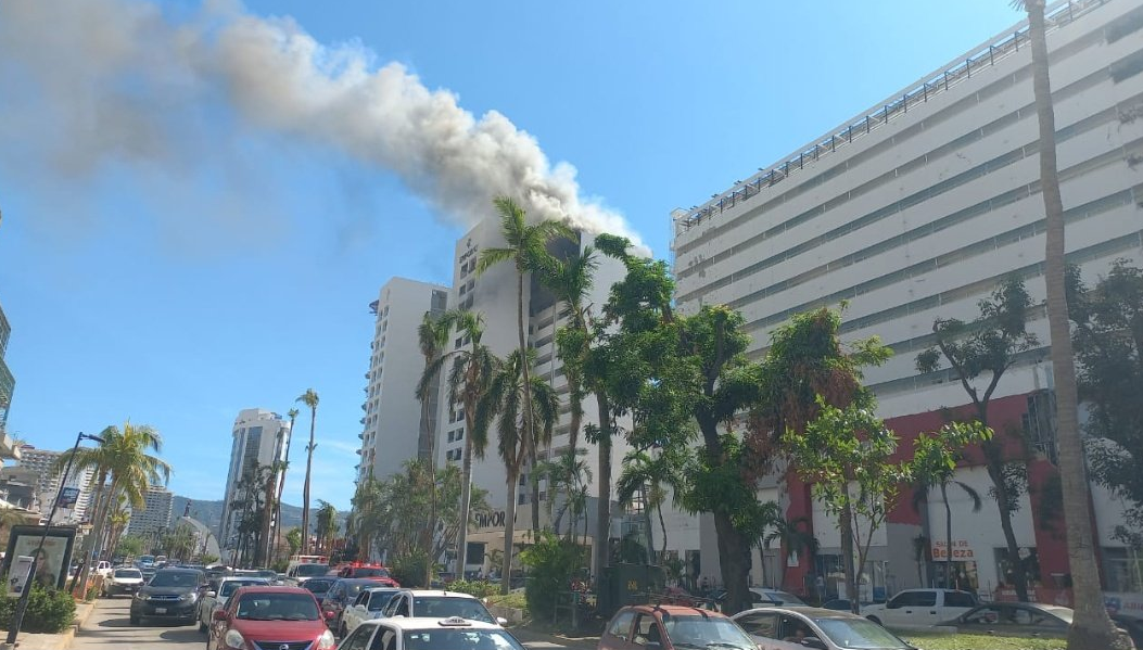 Incendio afectó uno de los mayores hoteles de Acapulco, en remodelación tras el huracán Otis (Video)