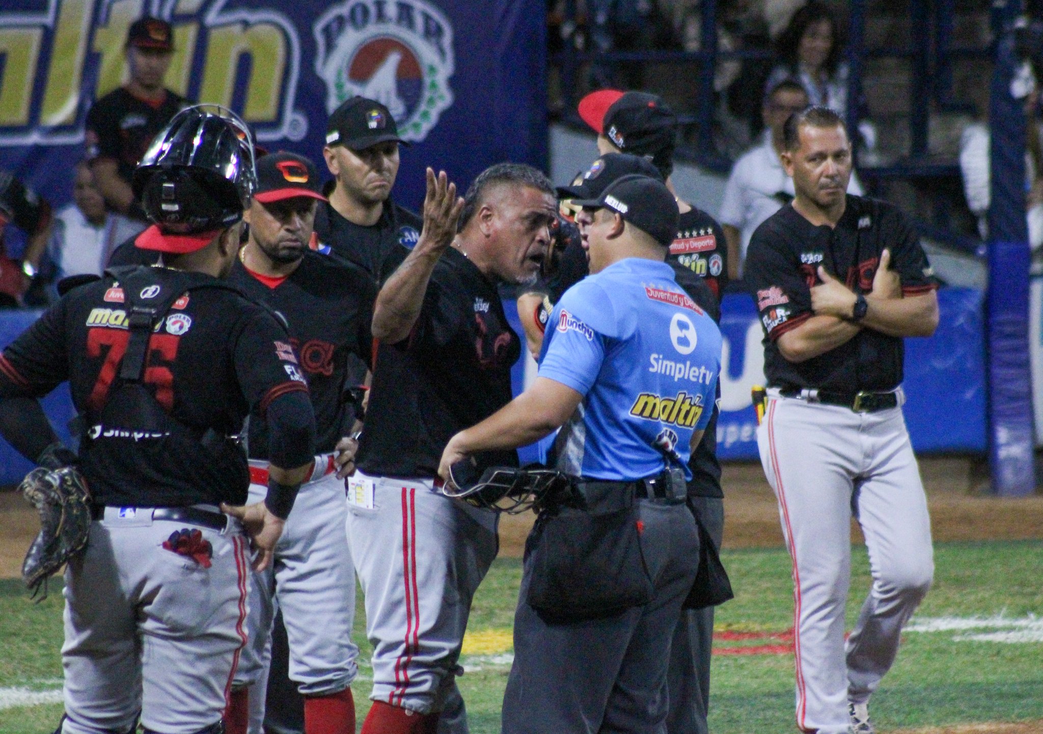 Polémica en la Lvbp: pelotazo a Luis Torrens terminó con la expulsión de Henry Blanco (Videos)