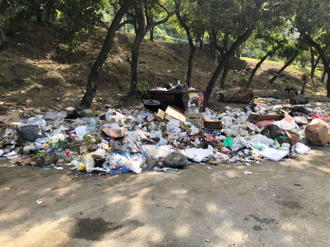 Basura por doquier a escasos metros de la Jefatura Civil de Macuto