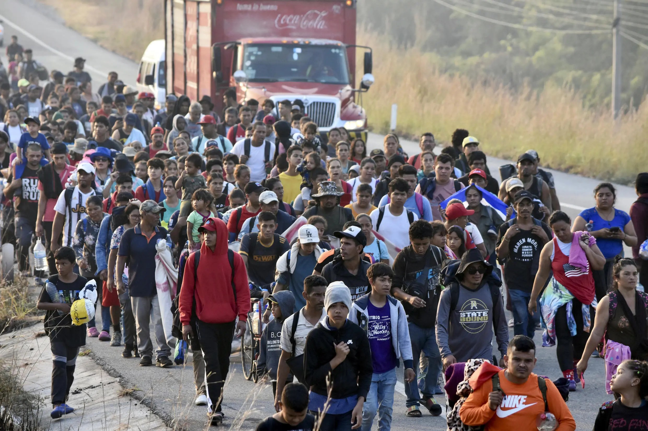 Migrantes pagan miles de dólares por amparos para llegar a la frontera norte de México