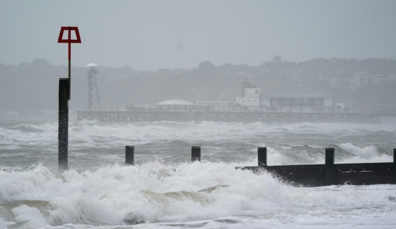 La tormenta “Isha” deja sin electricidad a miles de británicos y altera todo el transporte