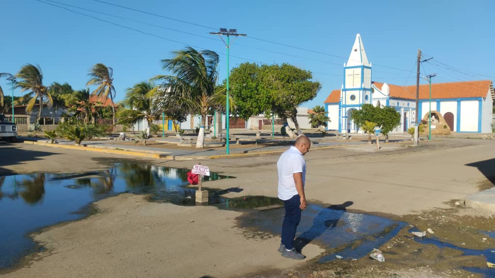 Dos pueblos playeros de Falcón se hunden en aguas negras (VIDEOS)