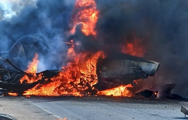 Impactante VIDEO: una avioneta se estrelló después de chocar contra cables de alta tensión