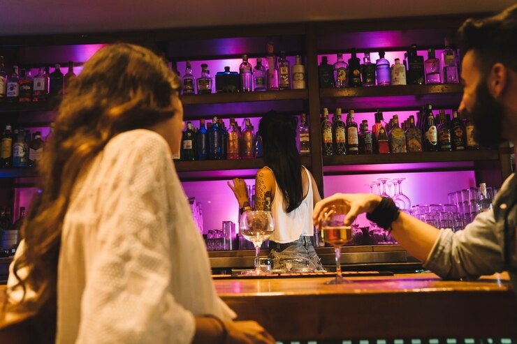 Buscaba trabajo en un bar, le hizo una simple pregunta al empleador y la rechazaron