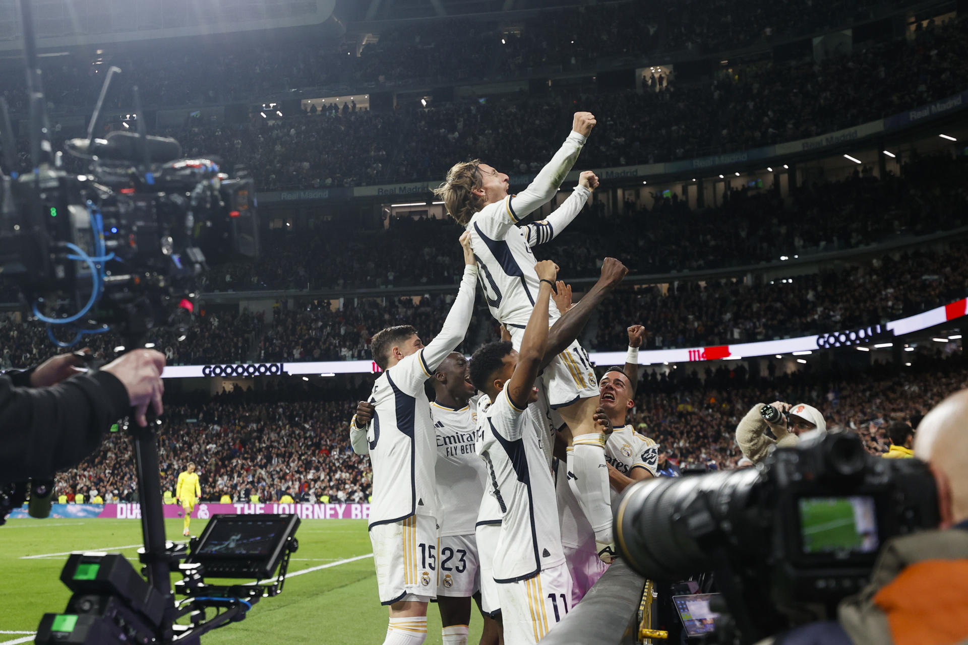 Modric rescató a Real Madrid en partido polémico frente a Sevilla