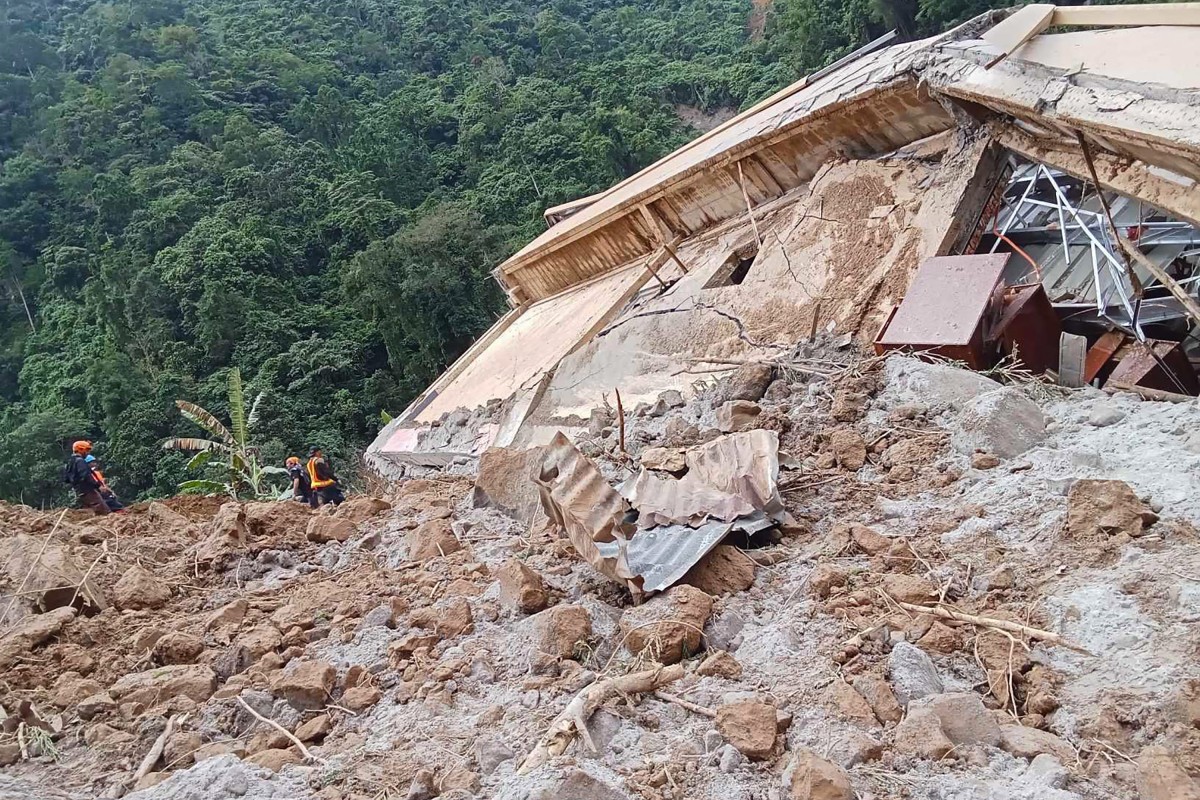 Rescatan a un bebé y a una niña de tres años tras casi 60 horas atrapada por un alud en Filipinas