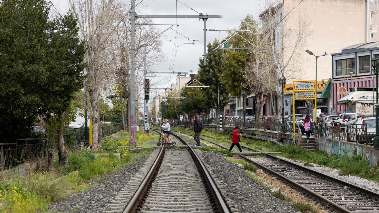 Heroína en Tennessee: adolescente se lanzó a las vías del tren para salvarle la vida a mujer en silla de ruedas