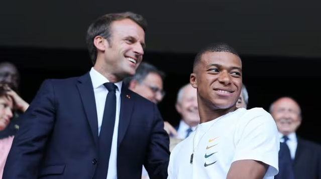 Mbappé asistió a la cena de gala que Macron ofrece al emir de Catar (Video)