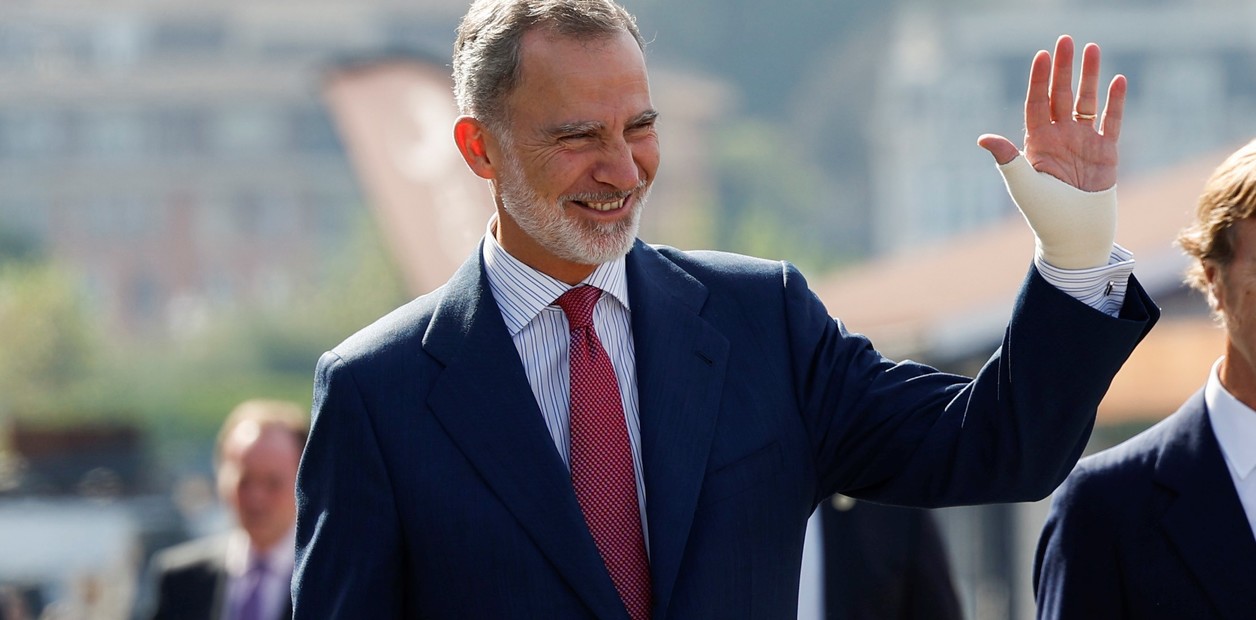 El misterio de la mano izquierda del rey Felipe VI: por qué estuvo violeta durante meses