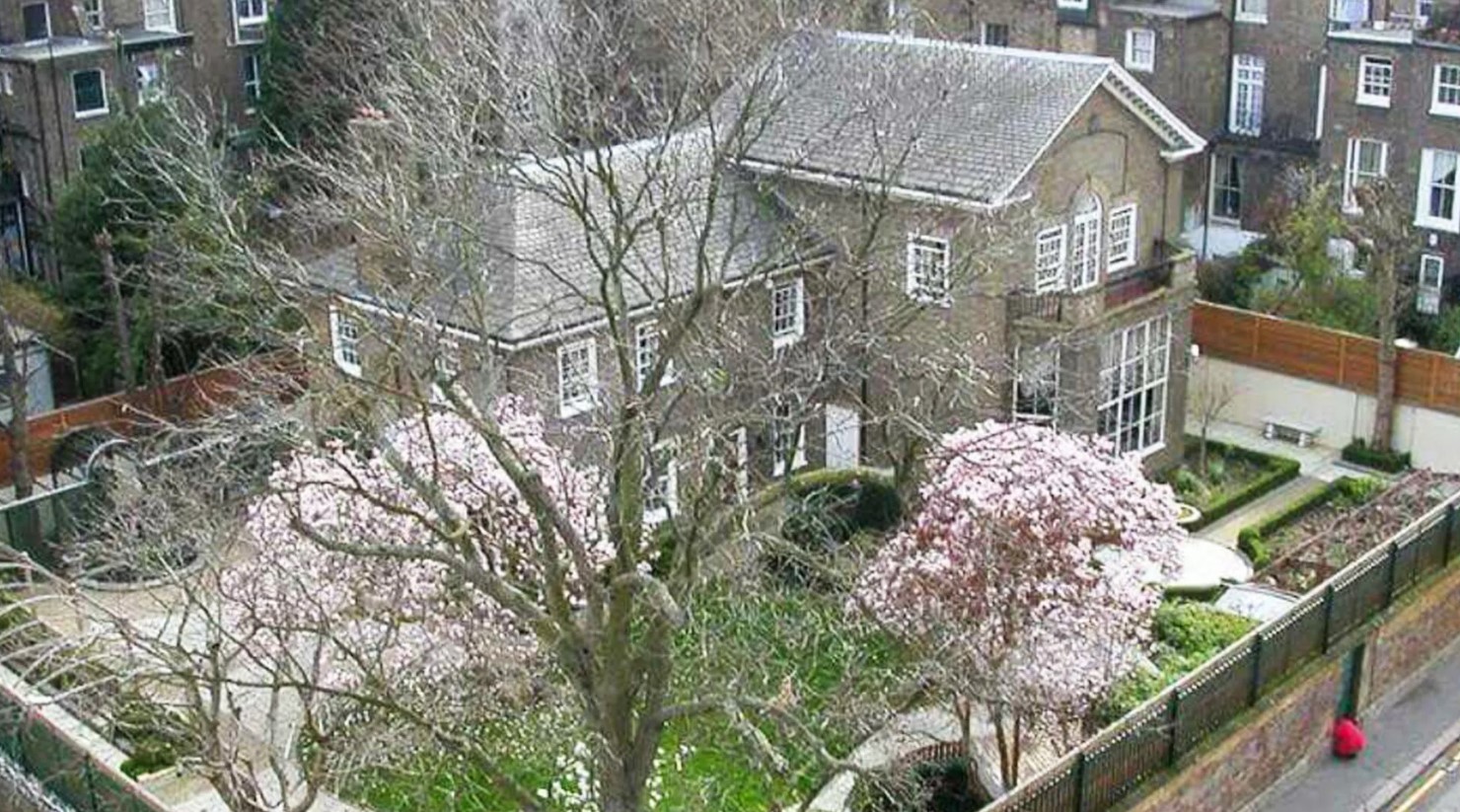 La casa de Freddie Mercury en Londres sale a la venta por una MILLONADA