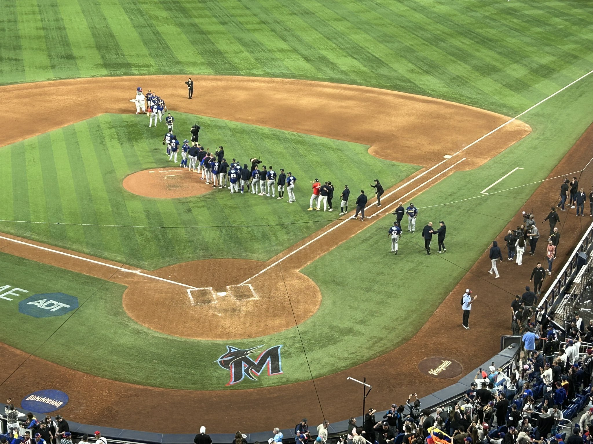 Venezuela vence a la campeona Dominicana en el comienzo de la Serie del Caribe