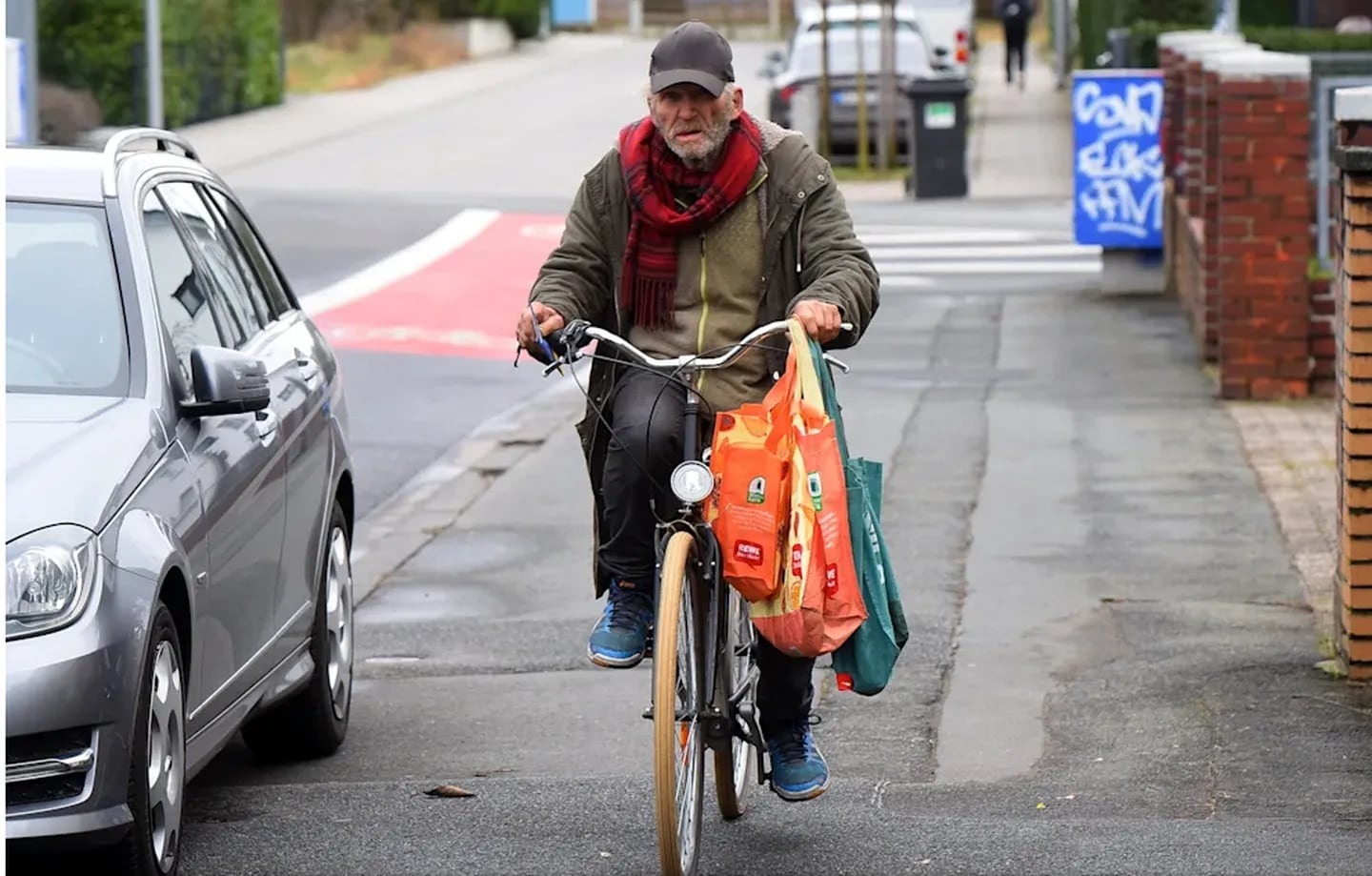 Un hombre tiene millones de dólares, pero elige juntar comida de la basura por este insólito motivo