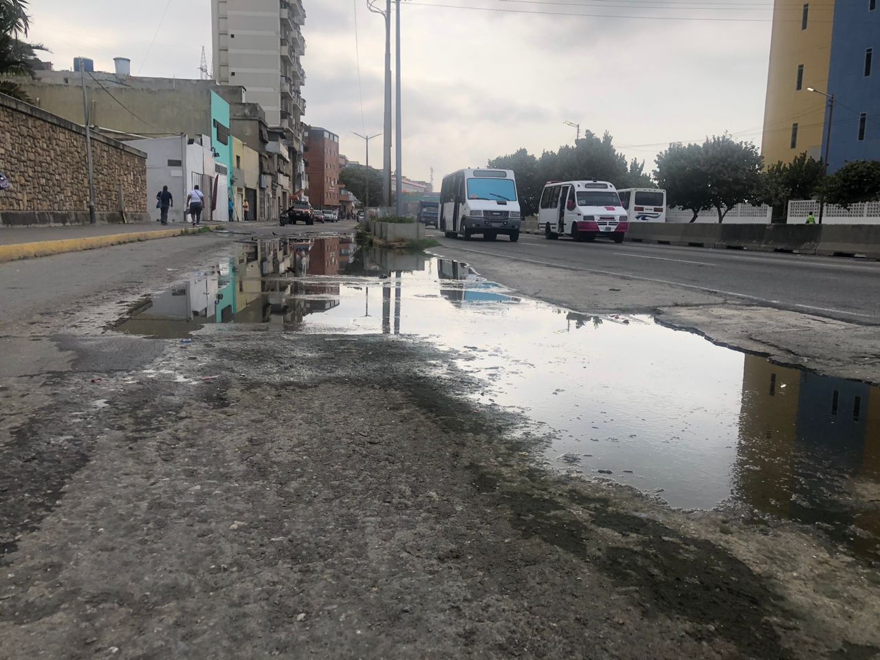 Un criadero de enfermedades: aguas estancadas ponen en riesgo la salud de estudiantes en popular escuela en La Guaira