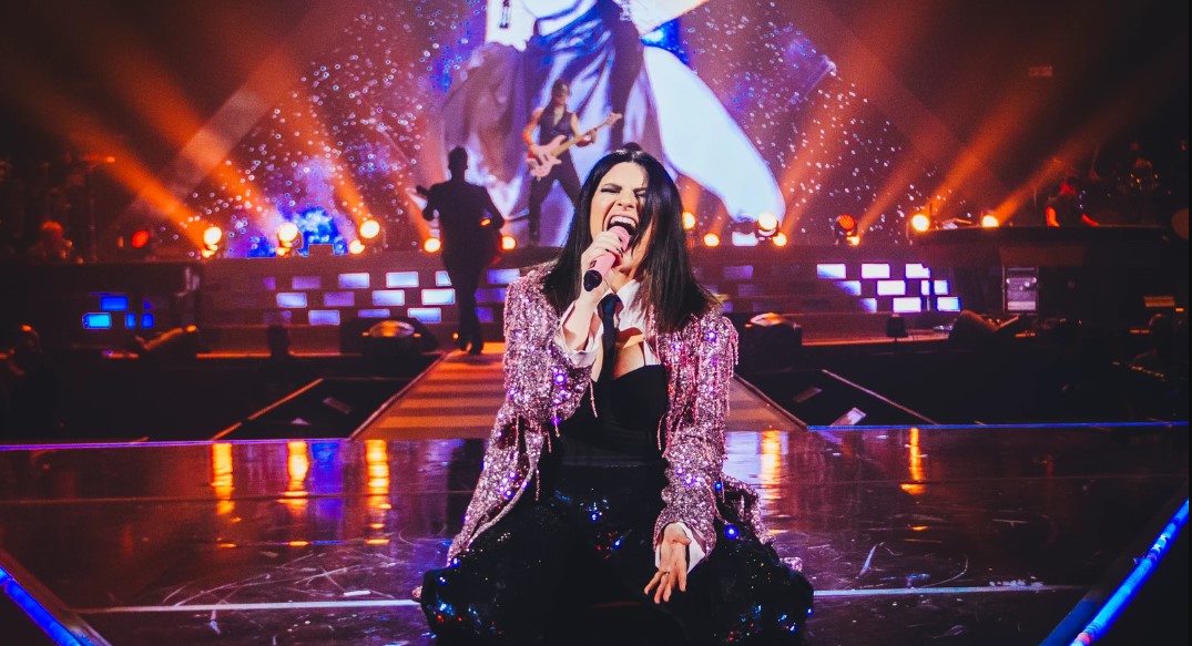 Susto en concierto de Laura Pausini en París: hombre disparó unas 17 veces en la puerta del recinto