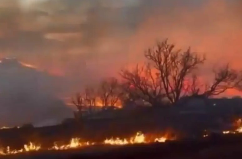 Varios incendios descontrolados mantienen en alerta a miles de ciudadanos en Texas