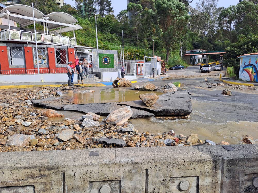 Rotura de tubería matriz deja sin agua a Los Salías, Carrizal y Guaicaipuro (Fotos)