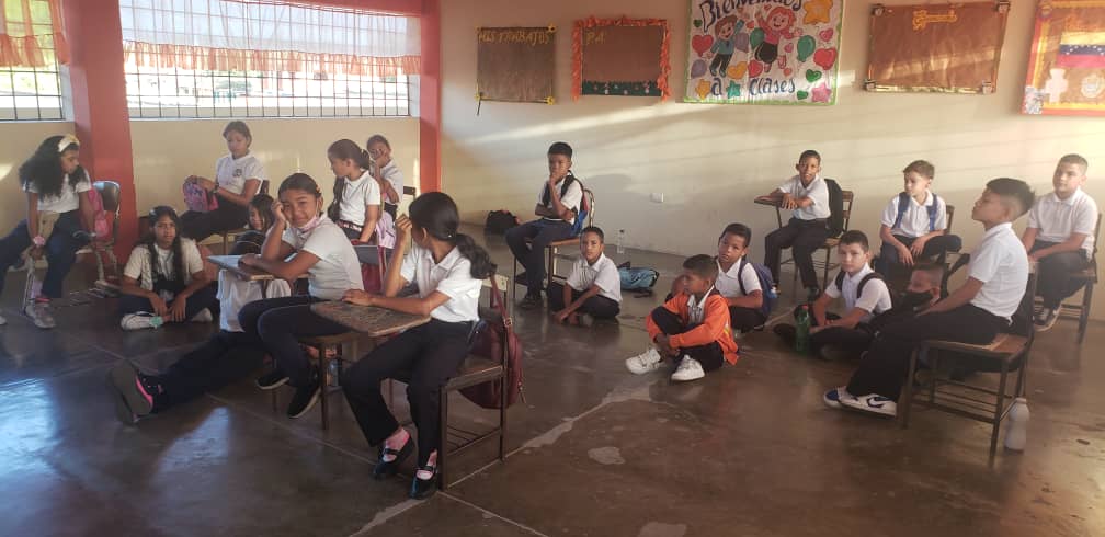 Estudiantes de la escuela Luis Asdrúbal Rondón de Maturín reciben clases en el suelo (FOTOS)